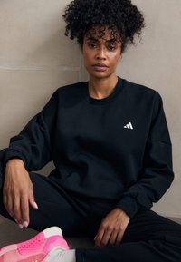 adidas Sportswear ESSENTIALS SMALL LOGO FEEL COZY  - Sportinis megztinis - black/white