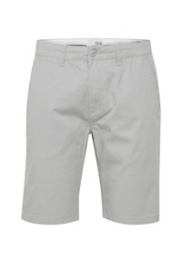 Shorts en coton gris clair avec un devant plat, des passants de ceinture, une fermeture à un seul bouton et des poches latérales. Texture lisse, design jusqu'au genou.