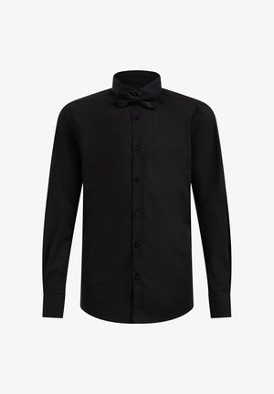 Must väljakäiguvärviga must pikka varrukat särgi, millel on terav krae ja esine nupudega kinnitamine. Varustus hõlmab sobivat lipsu ning sileda, tekstuuriga kangast.