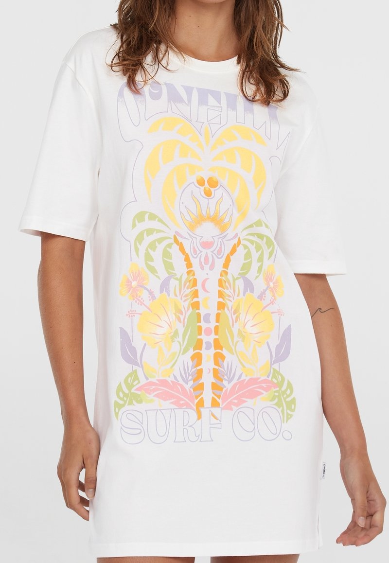 Robe t-shirt blanche oversize avec un motif floral tropical coloré et des feuilles de palmier, avec le texte "O'Neill Surf Co."