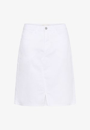 Jupe en denim blanc avec fente à l'avant, fermeture par boutons, passants pour ceinture et poches latérales.