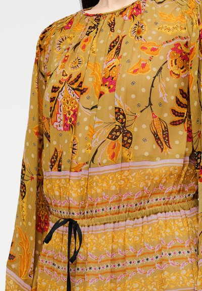 Κίτρινο λουλουδάτο φόρεμα με μακριά μανίκια, με μαύρες και ροζ λεπτομέρειες, μπροστινή λαιμόκοψη με ρίγες, και μέση με κορδόνι και πιέτες.