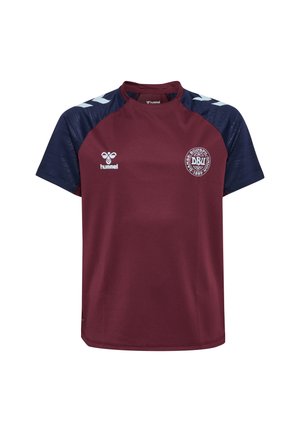 Weinrotes Sporttrikot mit marineblauen Ärmeln, Hummel-Logo auf der rechten Brust und Emblem des Dänischen Fußballverbandes (DBU) auf der linken Brust.