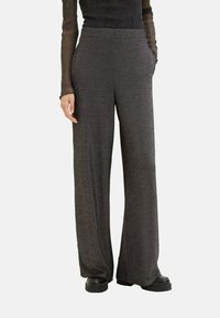 Pantalons à large jambe en tissu texturé gris foncé avec une finition lisse. Présente des poches latérales et une taille élastique.