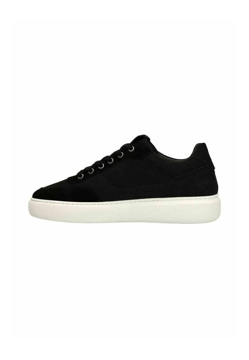 Zwarte suède sneaker met een witte rubberen zool, voorzien van zes veterogen en een minimalistisch ontwerp. Het zijprofiel benadrukt de gladde textuur en accenten.