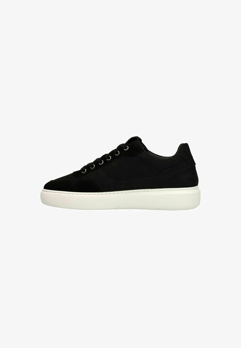 Zwarte suède sneaker met een witte rubberen zool, voorzien van zes veterogen en een minimalistisch ontwerp. Het zijprofiel benadrukt de gladde textuur en accenten.