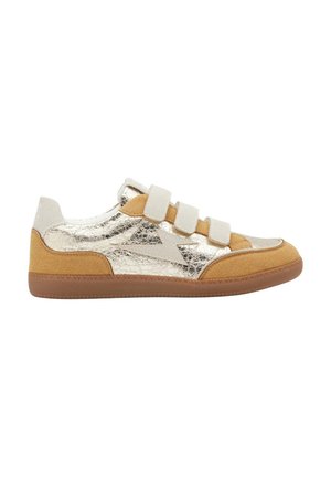 Baskets à velcro avec tige métallique argentée, accents en daim tan et design texturé ; semelle en caoutchouc pour une meilleure adhérence.