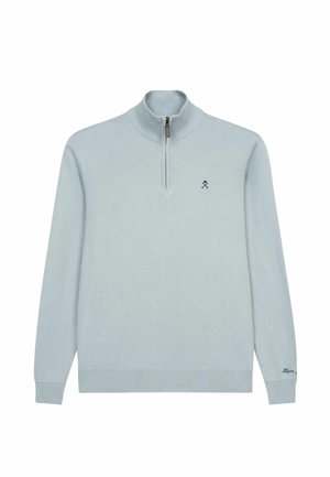 Lichtblauwe sweater, pullover stijl met een kwart-rits kraag. Heeft ribbels aan de manchetten en onderkant, en een klein geborduurd logo op de borst.