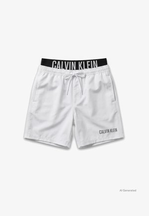Bañador para hombre blanco con cintura elástica negra y cordón blanco, con el logo "Calvin Klein" en la cintura y la parte inferior de la pierna izquierda.