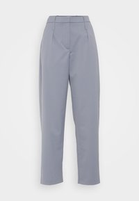 Lichtgrijze op maat gemaakte broek met een rechte snit, voorzien van een tailleband, twee voorplooien en een gladde stofstructuur.