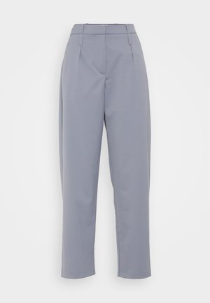 Lichtgrijze op maat gemaakte broek met een rechte snit, voorzien van een tailleband, twee voorplooien en een gladde stofstructuur.