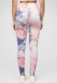 Leggings, jotka esittävät akvarellimallia pehmeissä vaaleanpunaisissa, violeteissa ja sinisissä sävyissä, sileällä pinnalla ja joustavalla vyötärönauhalla.
