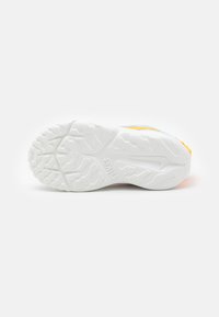 Semelle de chaussure en caoutchouc blanc avec motif texturé ; présente un accent jaune sur le côté, avec un design lisse et courbé, et une marque visible.