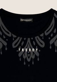 T-shirt nera con scollatura rotonda. Presenta un logo argento "FREDDY" e una stampa grigia simmetrica con motivi a goccia sul petto.