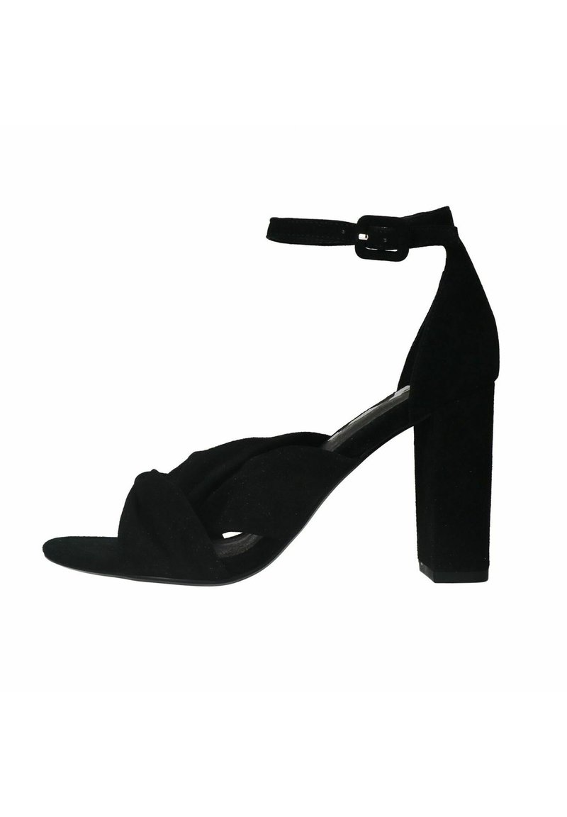 Zwarte suède hoge hak sandaal met een gedraaide ontwerp op de teen, enkelband met gesp en een dikke blokhak voor stabiliteit.