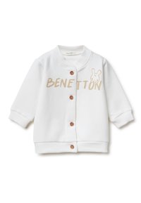 Sudadera blanca con capucha que presenta un cuello y puños de canalé, cierre frontal con botones, texto dorado "BENETTON" y un pequeño gráfico de un conejo.