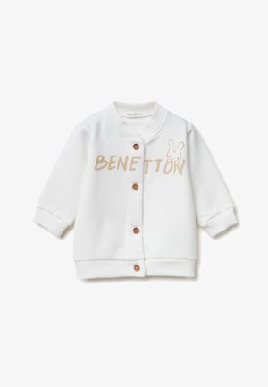 Sudadera blanca con capucha que presenta un cuello y puños de canalé, cierre frontal con botones, texto dorado "BENETTON" y un pequeño gráfico de un conejo.