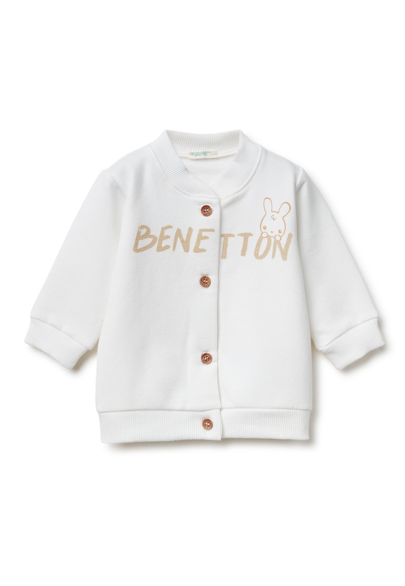 Sudadera blanca con capucha que presenta un cuello y puños de canalé, cierre frontal con botones, texto dorado "BENETTON" y un pequeño gráfico de un conejo.