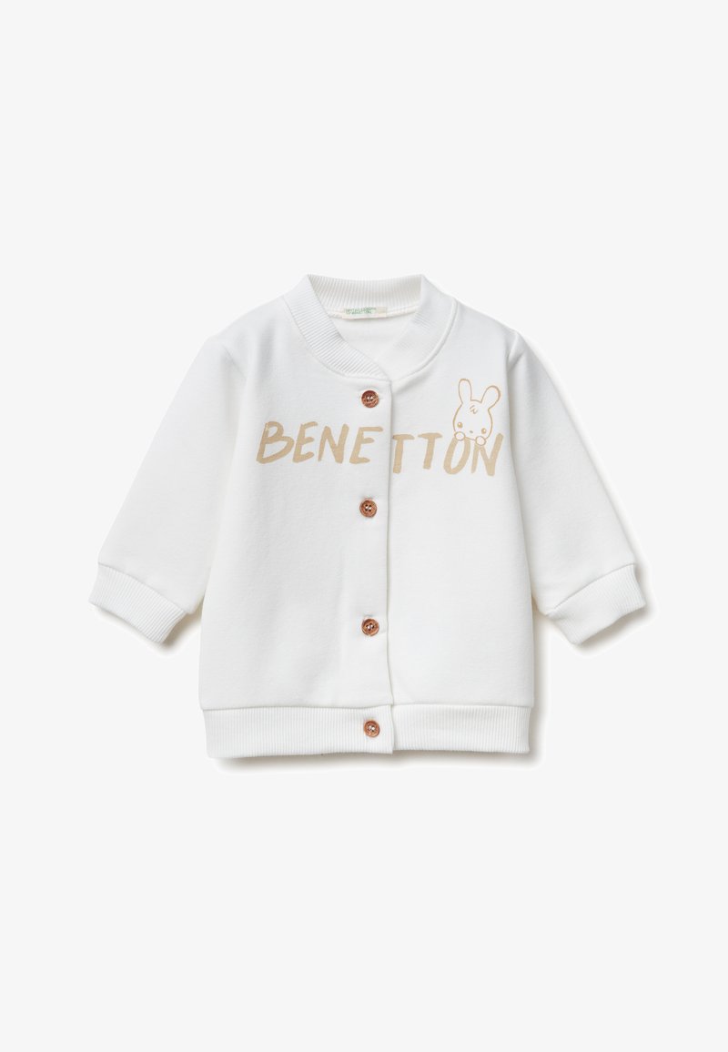 Bílá mikina s kapucí, která má žebrovaný límec a manžety, zapínání na knoflíky, zlatý nápis "BENETTON" a malou grafiku králíka.