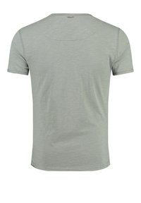 Camiseta verde de manga corta con cuello redondo, de textura ligera y detalles sutiles de costura. Tela suave con un diseño casual.