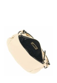 Bolso de piel crema con forma curva, cierre de cremallera y forro negro. Presenta un acento decorativo de hardware en el asa.