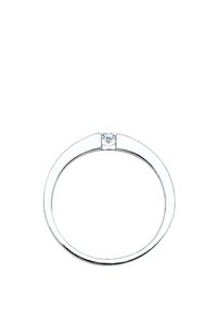 Silberner Ring mit einem kreisförmigen Band und einem einzelnen klaren Stein, der in der Mitte eingesetzt ist. Glatte Textur mit glänzender Oberfläche.