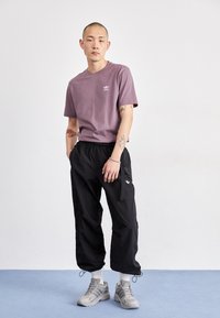adidas Originals TREFOIL ESSENTIALS - Triko s potiskem - shadow fig