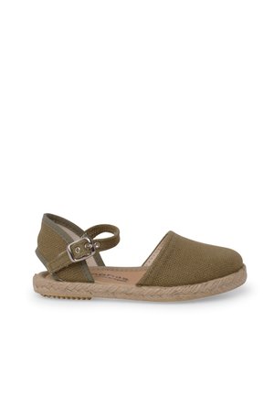 Sandale espadrille en toile vert olive avec bride cheville, boucle métallique et semelle en jute tressée sur fond blanc.