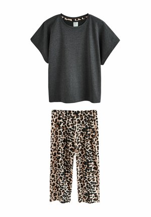 Dunkelgraues Kurzarmhemd kombiniert mit locker sitzender, beige-schwarzer Leopardenmuster-Hose, auf einem weißen Hintergrund flach ausgelegt.