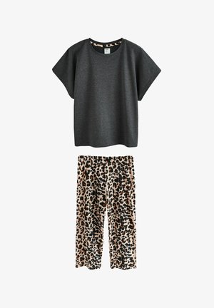 Dunkelgraues Kurzarmhemd kombiniert mit locker sitzender, beige-schwarzer Leopardenmuster-Hose, auf einem weißen Hintergrund flach ausgelegt.