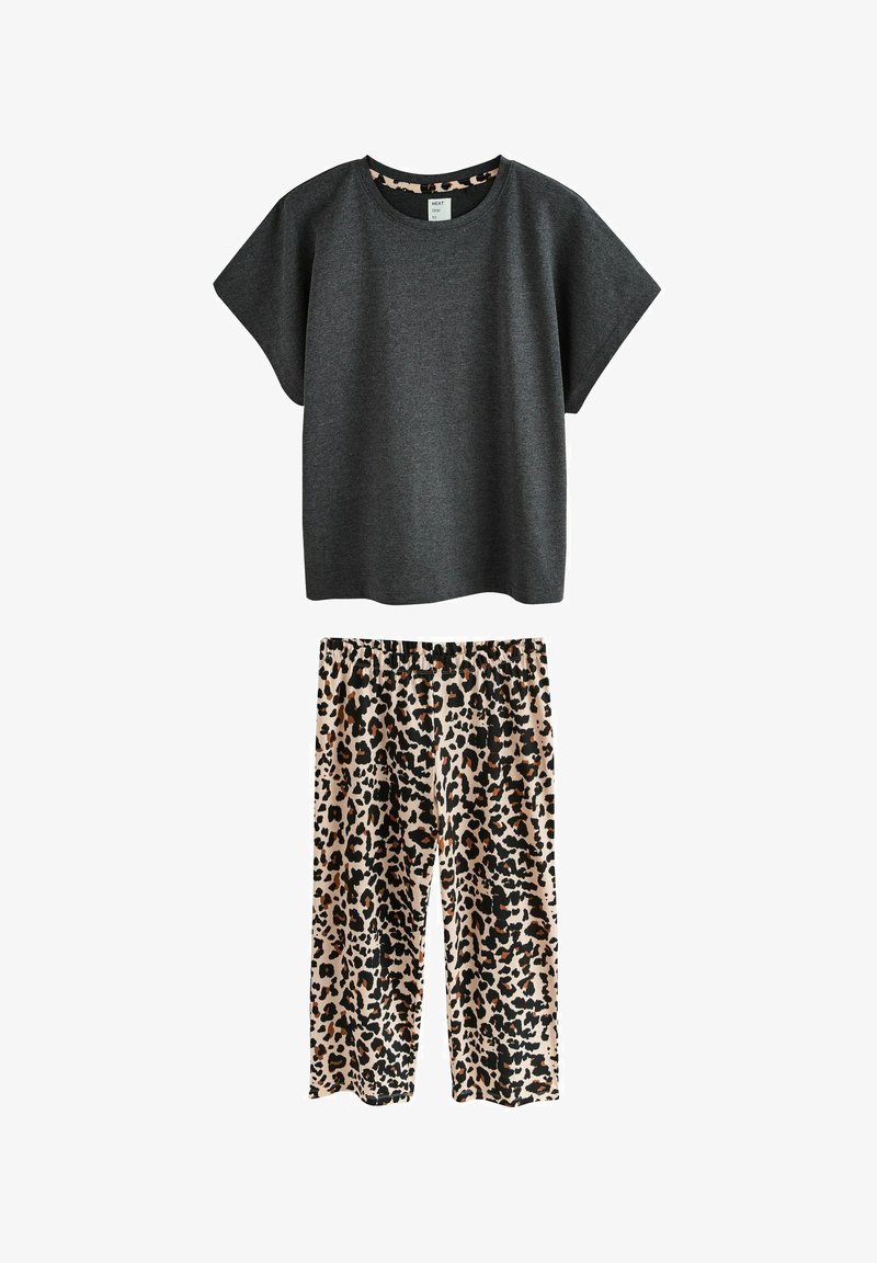 Tricou gri închis cu mâneci scurte, asortat cu pantaloni largi cu imprimeu de leopard bej și negru, așezate pe o suprafață albă.