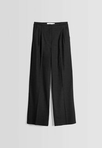 Svarta högmidjade vida byxor med veck och bältesöglor, uppvisade platt mot en ljusgrå bakgrund.