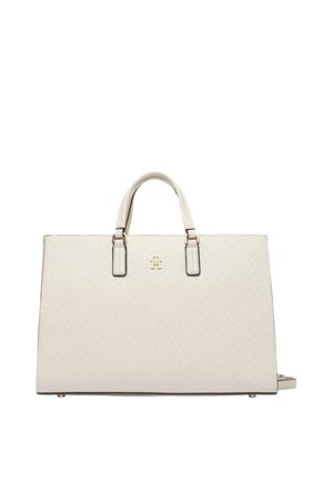 Crèmekleurige gestructureerde handtas met dubbele bovenhandvatten, subtiel reliëfpatroon en een klein gouden logo gecentreerd onder de handvatten.
