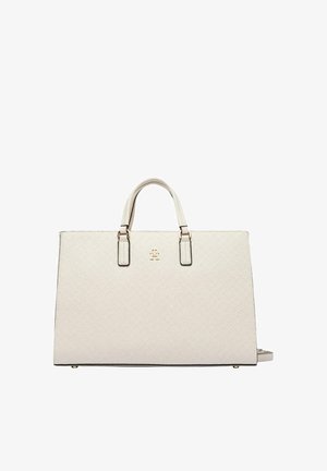 Sac à main structuré crème avec deux poignées supérieures, motif en relief subtil et petit logo doré centré sous les poignées.