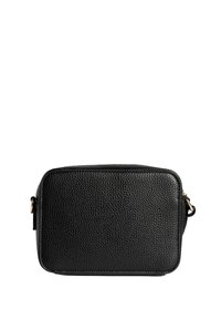 Borsa a tracolla nera in pelle martellata con hardware dorato e chiusura a zip, mostrata frontalmente su uno sfondo bianco.