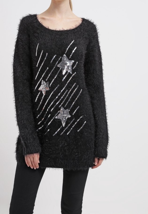 Jersey negro y peludo con un escote amplio y mangas largas. Presenta motivos en forma de estrella de lentejuelas plateadas y detalles de rayas diagonales.