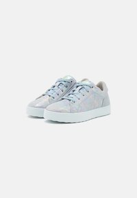 Lyseblå sneakers med iriserende glans, teksturert materiale, hvit gummisåle og kontrasterende lisser. Har ventilasjon nær tungen.