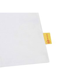 Tejido de algodón blanco con una textura suave; incluye una etiqueta amarilla en la esquina con texto rojo. Forma simple y rectangular.