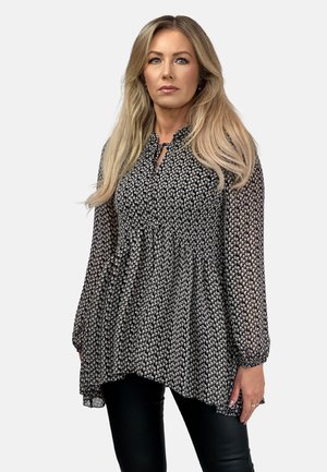 Czarna i biała bluzka z kwiatowym nadrukiem, długie rękawy, dekolt z wycięciem, taliowana, zwiewny krój, przezroczysta tkanina z elastycznym obszyciem.