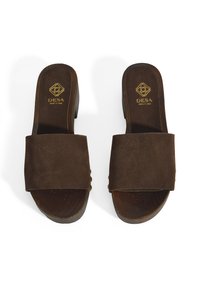 Braune Wildleder-Sandalen mit breitem Oberriemen, Holzfußbett und kleinem Absatz; mit geprägtem "DESA"-Logo auf der Innensohle.