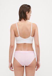 Bílá bezešvá podprsenka a růžový komplet kalhotek, měkká tkanina, jednoduchý design, nastavitelné ramínka a pas kalhotek s logem.