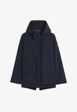 Chaqueta con capucha azul marino con cremallera frontal, dos bolsillos en el pecho y dos grandes bolsillos con solapa en la cintura, mangas largas y parche con logo en el brazo izquierdo.