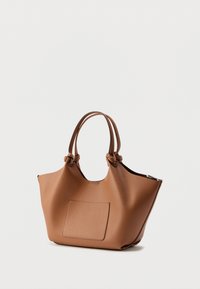 Καφέ δερμάτινη τσάντα χειρός με υφή, με δύο λαβές δεμένες σε κόμπο και μια μπροστινή τσέπη με εξωτερική ραφή. Ανοικτό πάνω μέρος με λεπτομέρεια φερμουάρ.