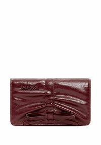 Cartera burdeos de piel sintética con diseño fruncido y detalle de lazo. Presenta el logo "Desigual" grabado en relieve en la parte frontal. Compacta y elegante.