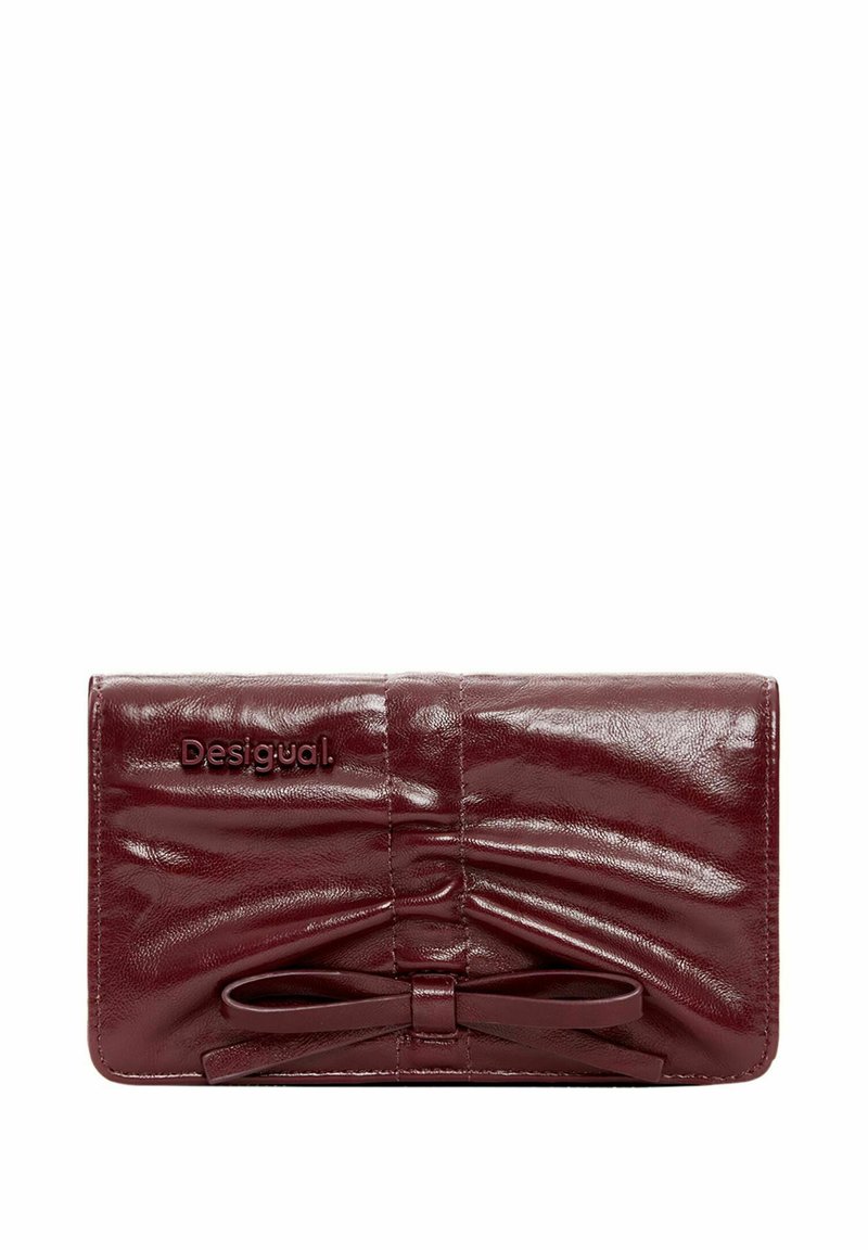 Cartera burdeos de piel sintética con diseño fruncido y detalle de lazo. Presenta el logo "Desigual" grabado en relieve en la parte frontal. Compacta y elegante.