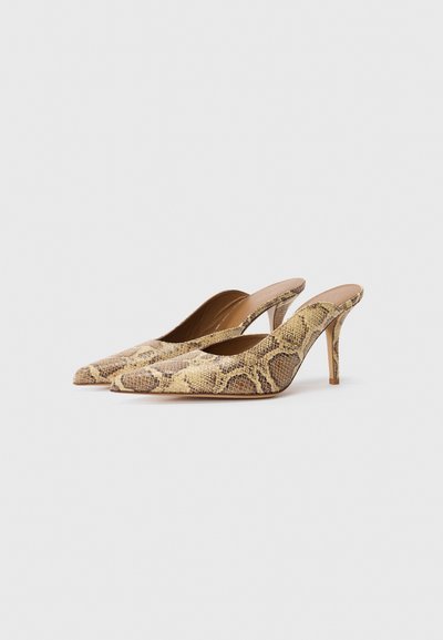 Pantofi cu vârful ascuțit și spatele deschis, dintr-un material cu model de șarpe galben și maro, având un toc stiletto subțire și o îmulire interioară netedă.