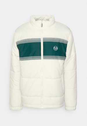 Giubbotto imbottito crema con una striscia orizzontale verde scuro, dotato di chiusura con zip e logo sul petto. Tessuto testurizzato e imbottito.