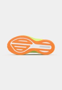 Semelle de chaussure avec un design en caoutchouc orange vif et vert, comprenant des motifs de traction rainurés et une semelle intermédiaire blanche pour un meilleur amorti.