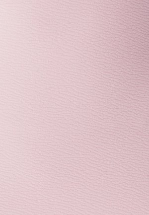 Tessuto rosa chiaro con un motivo testurizzato che somiglia a sottili increspature. Materiale morbido e intrecciato; aspetto monocolore senza ulteriori dettagli.