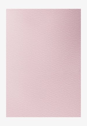 Tissu rose clair avec un motif texturé ressemblant à de fines ondulations. Matériau doux et tissé ; apparence monochrome sans détails supplémentaires.